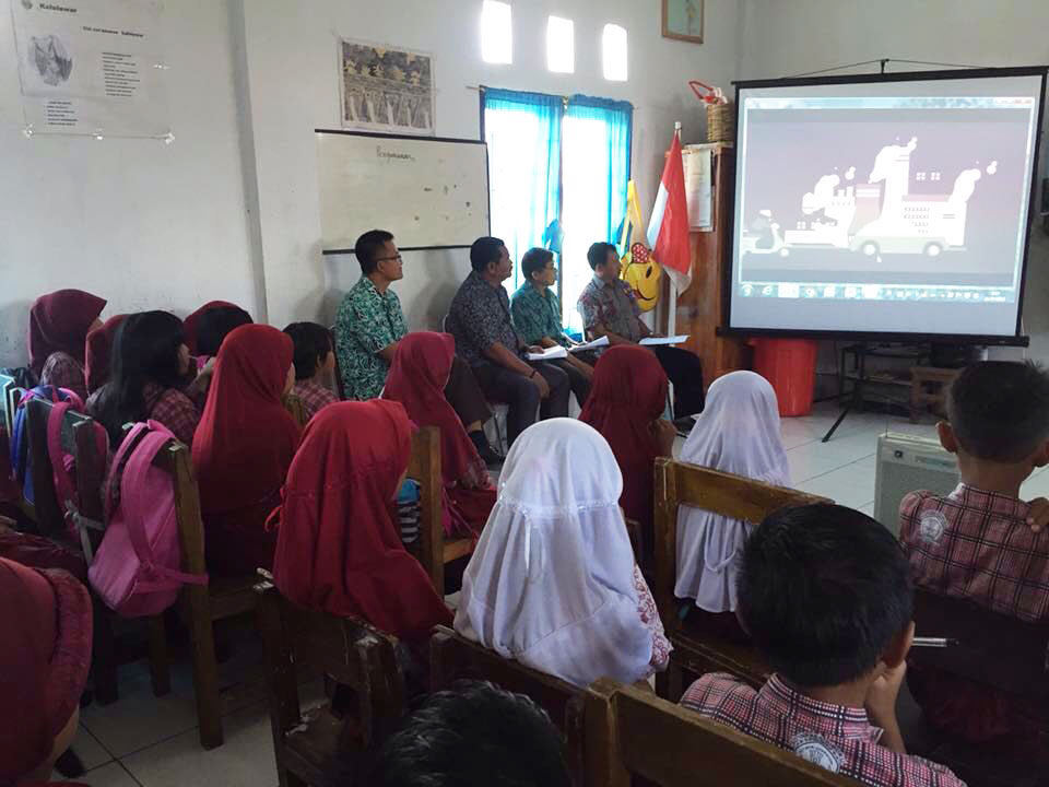Anak-anak di Mamuju Sulawesi Barat nonton video animasi energi terbarukan. Foto oleh Yayasan BaKTI.